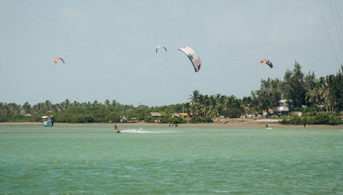 Kitesurfistas navegando na lagoa de água plana